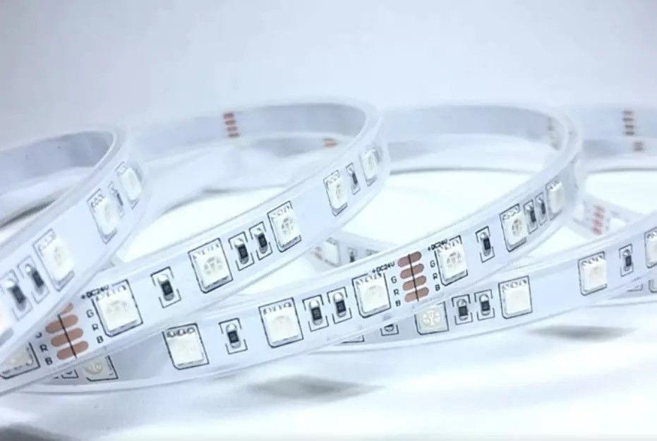 12w 12v 24v 10mm 60 LEDs Rgb 5050 Smd Flexible LED Strip Light avec et plusieurs couleurs