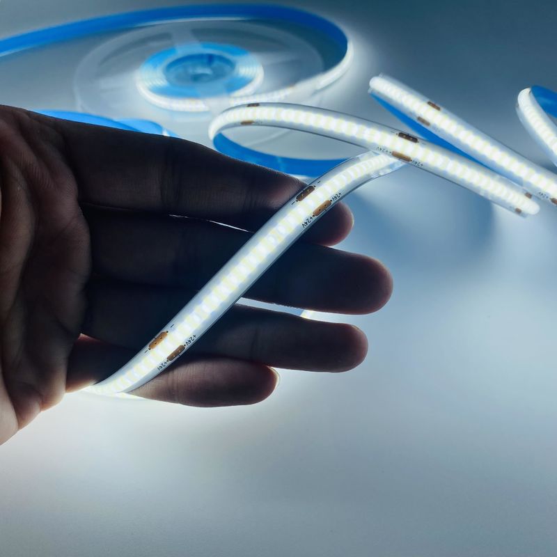 High Brightness Flexible LED Strip 8mm PCB Non étanche avec le mode Wifi Switch 24V 12V