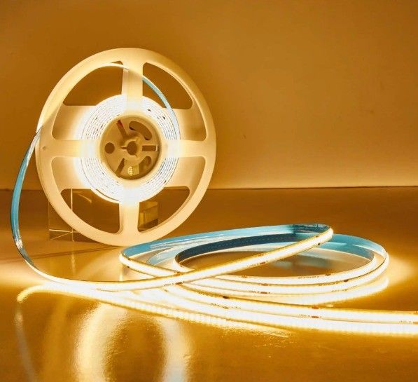 Économie d'énergie IP20 COB LED Strip Light 8mm PCB 300 puces par mètre avec 800lm Flux lumineux